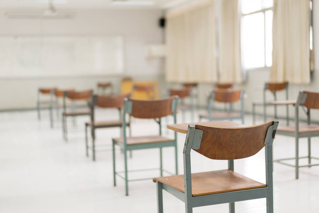 Μια άδεια τάξη χωρίς μαθητές λόγω πανδημίας COVID-19 και κλεισίματος σχολείων - Φωτογραφία, εικόνα