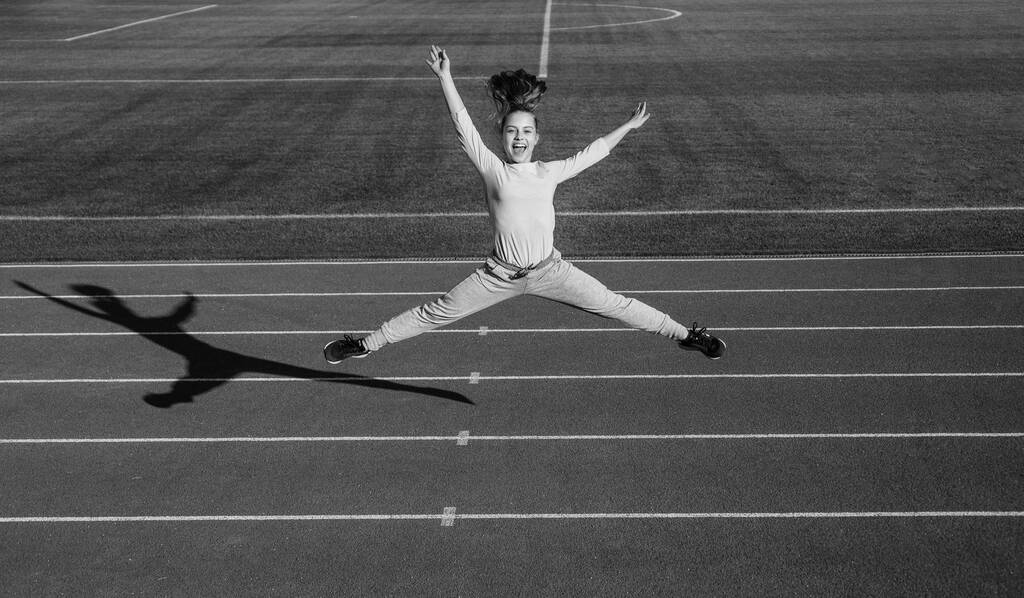 dívka dítě skok vysoko venku na stadionu aréně, energie - Fotografie, Obrázek