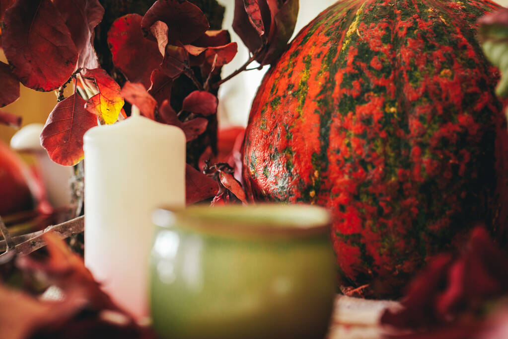 Decoración de otoño con calabaza, velas y vajilla - Foto, Imagen