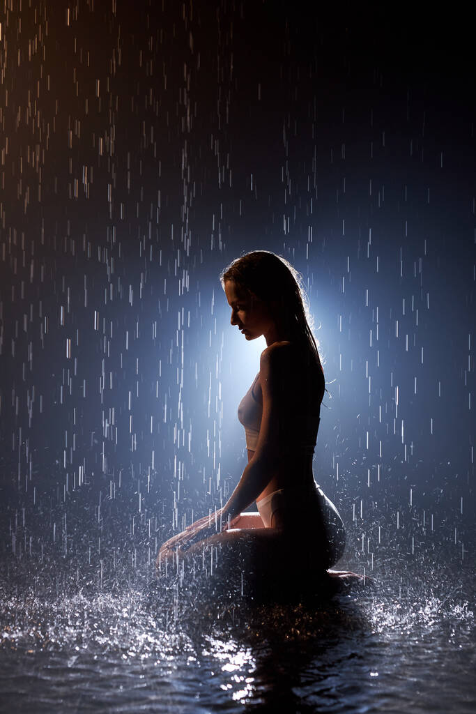 Side View muotokuva nuori nainen siluetti poseeraa sateen aikana, märkä ja aistillinen - Valokuva, kuva