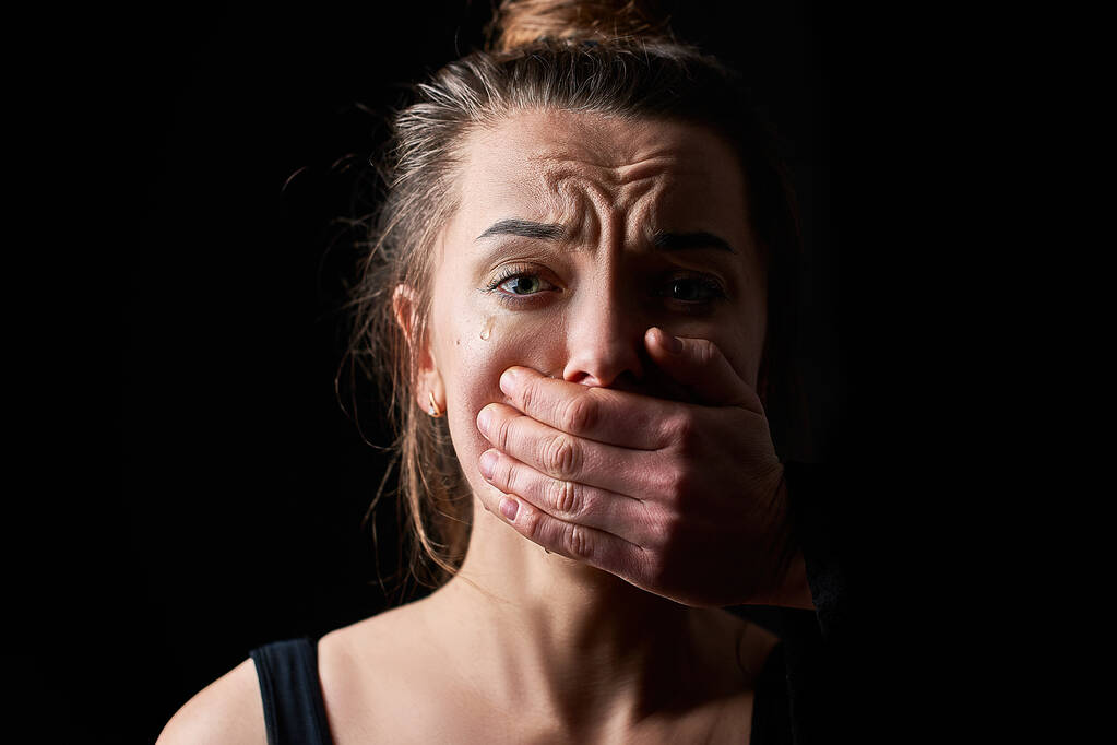 Stres nešťastný vystrašený pláč žena oběť ve strachu se zavřenými ústy na tmavém černém pozadí trpí ženské domácí násilí  - Fotografie, Obrázek