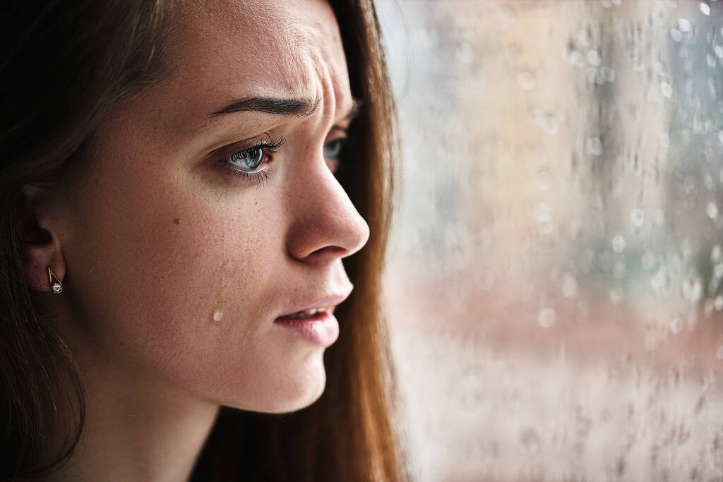 Järkyttynyt itkevä nainen kyyneleet silmät kärsivät emotionaalinen sokki, menetys, suru, elämän ongelmia ja hajottaa suhde ikkunan lähellä sadepisaroita. Nainen sai huonoja uutisia - Valokuva, kuva