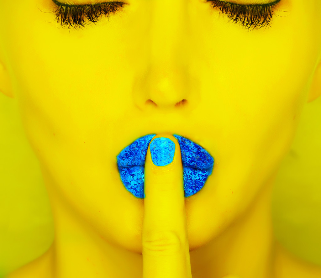 Doigt sur les lèvres
 - Photo, image