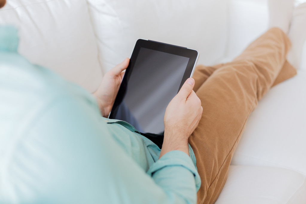 close-up de homem com computador tablet pc em casa
 - Foto, Imagem