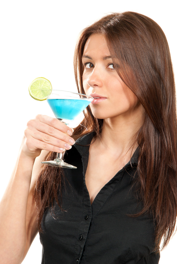 vrouw drinken martini cocktail - Foto, afbeelding