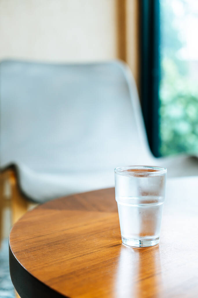 стекло воды на деревянном столе - Фото, изображение