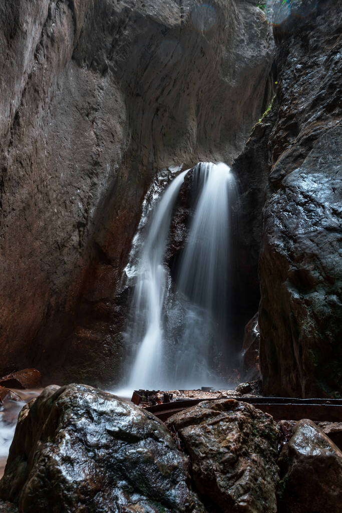 Une belle vue sur une cascade qui coule sur les rochers du parc - Photo, image
