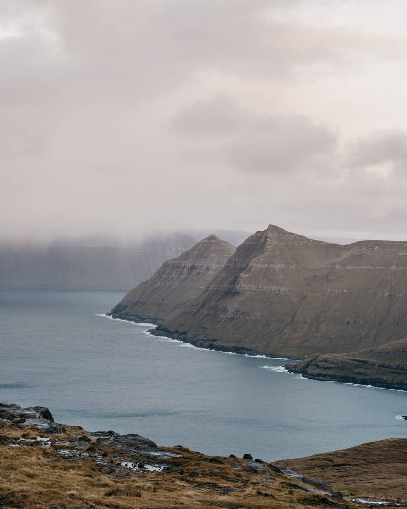 Falésias Faroé em névoa. Manhã paisagem escandinava com montanhas e nevoeiro sobre o fiorde. Paisagem nórdica - Foto, Imagem