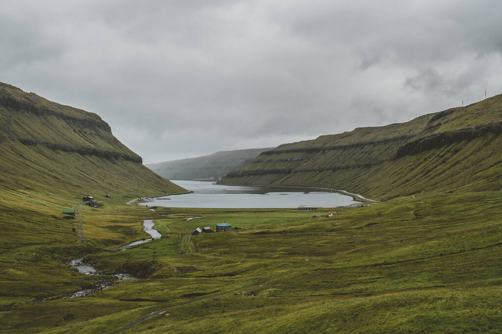 Ilhas Faroé paisagem. Campos verdes e montanhas, fiorde e paisagem nórdica, céu cinzento temperamental. Campos de grama verde das Ilhas Faroé - Foto, Imagem