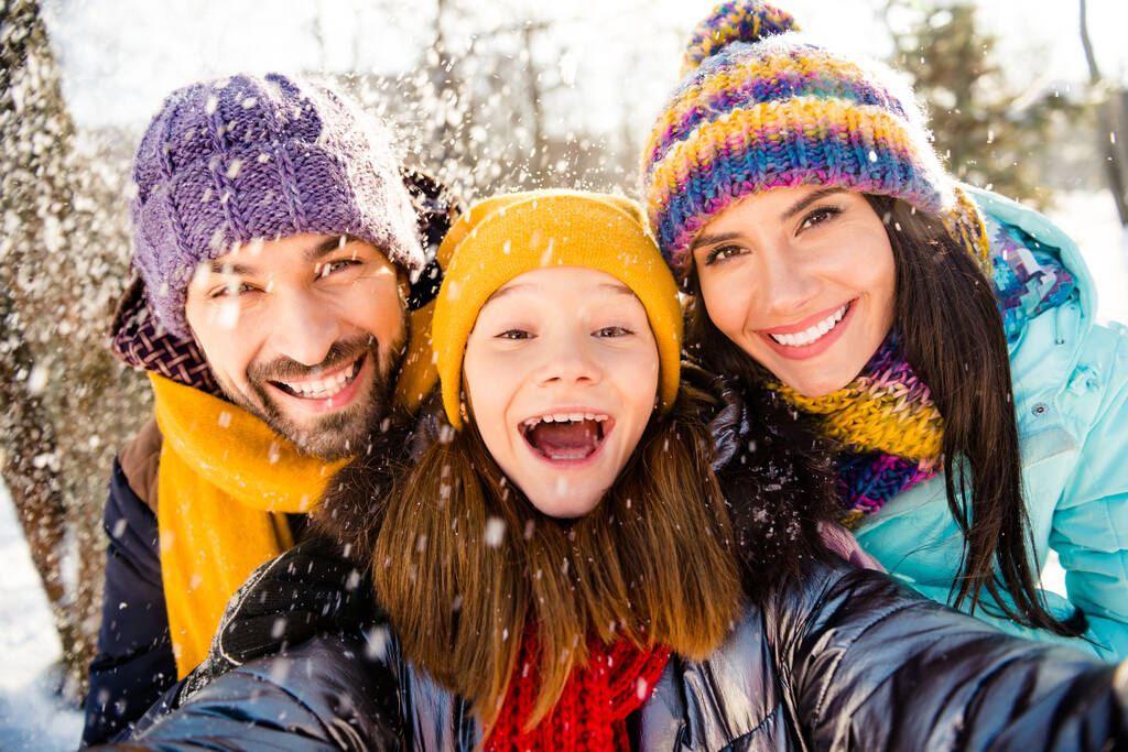 Foto de família alegre mãe pai criança feliz sorriso positivo fazer selfie voar neve ar viagem de inverno ao ar livre - Foto, Imagem