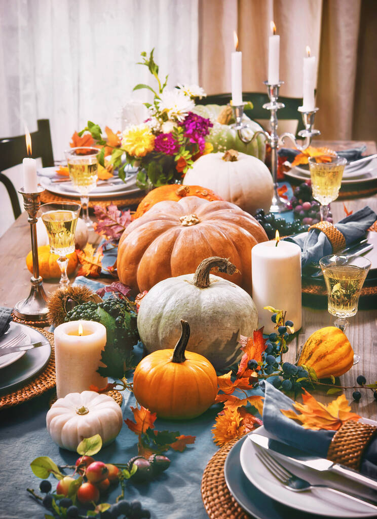 Святкування Дня подяки традиційна вечеря, що встановлює концепцію їжі. Святковий прикрашений стіл з гарбузами, овочами, квітами та свічками
 - Фото, зображення
