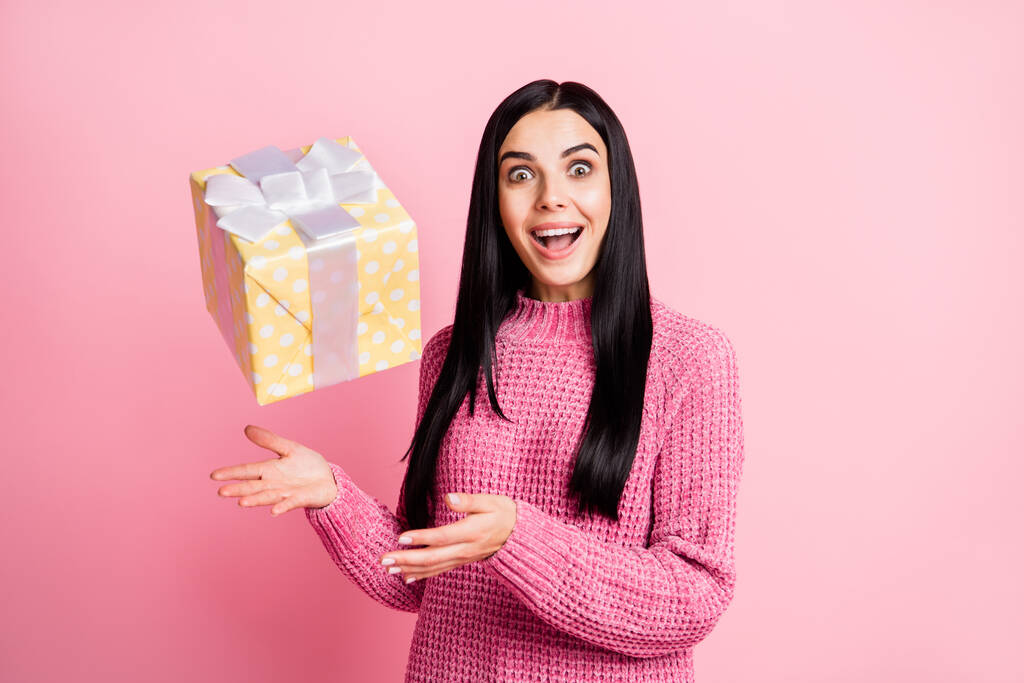 Foto retrato de gritando loca chica lanzando caja de regalo hasta aislado sobre fondo de color rosa pastel - Foto, Imagen