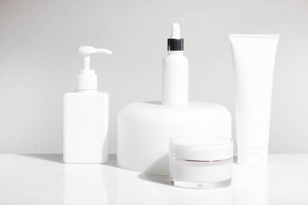 witte achtergrond, cosmetische make-up fles lotion crème product met schoonheid mode huidverzorging concept, gezichtsschuim behandeling - Foto, afbeelding