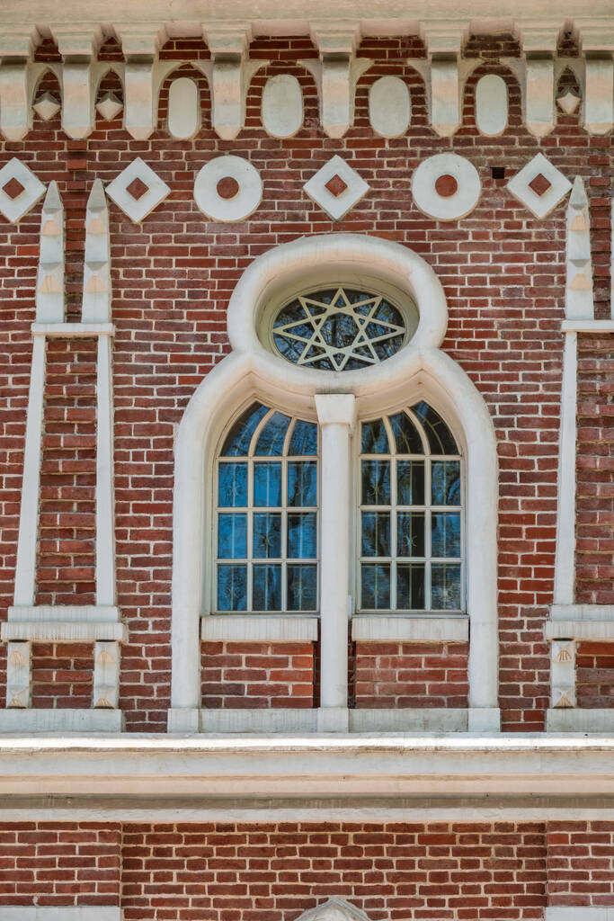 Cihlová zeď staré budovy z 18. století s velkými okny. Velká okna ve staré cihlové budově. Grand Palace v caritsyno parku, Moskva, Rusko - Fotografie, Obrázek