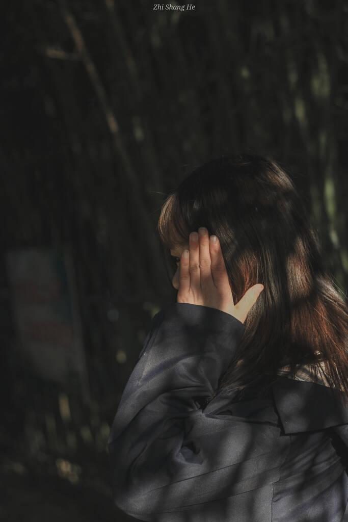 młoda kobieta w czarnej sukience ze smutną twarzą - Zdjęcie, obraz