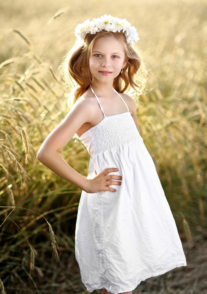 πορτρέτο του ένα όμορφο μικρό κορίτσι σε ένα πεδίο - Φωτογραφία, εικόνα