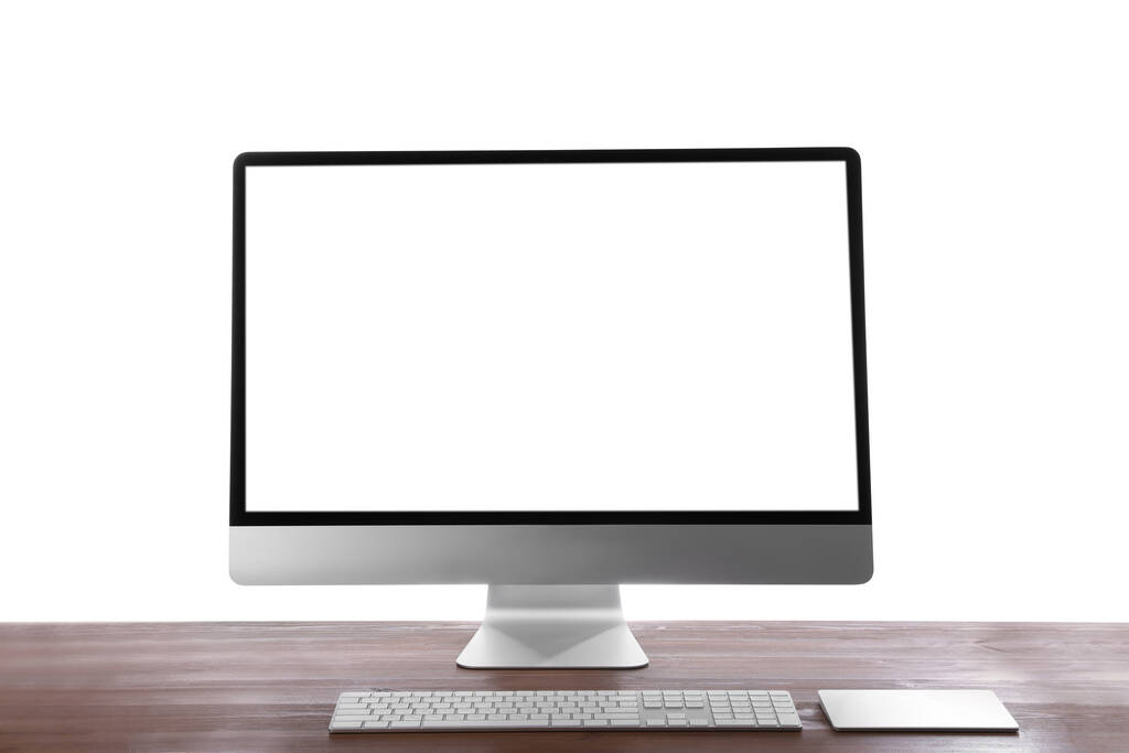 Сучасний комп'ютер з порожнім екраном монітора та периферією на дерев'яному столі на білому тлі
 - Фото, зображення