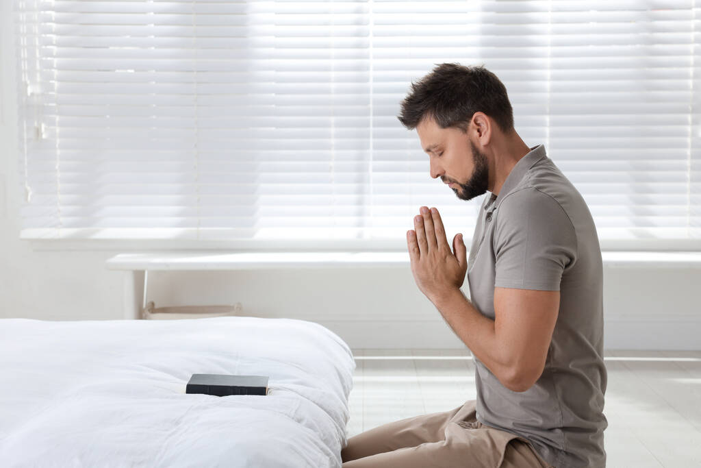 İncil 'i olan dindar bir adam yatak odasında dua ediyor. - Fotoğraf, Görsel