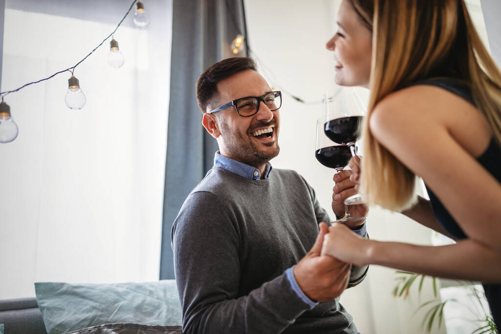 Šťastný pár v lásce pití vína a romantické rande - Fotografie, Obrázek
