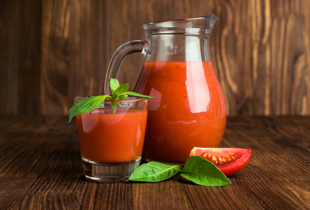 Tomaattimehu lasiastiassa
  - Valokuva, kuva