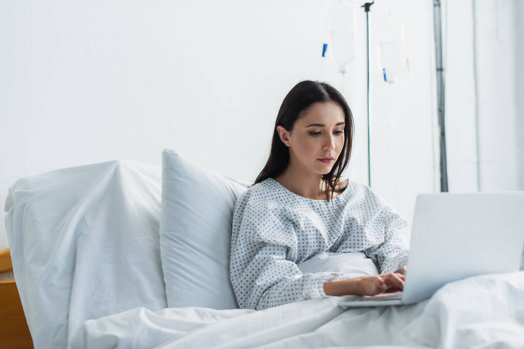 freelancer met laptop tijdens het werken op afstand in het ziekenhuis  - Foto, afbeelding