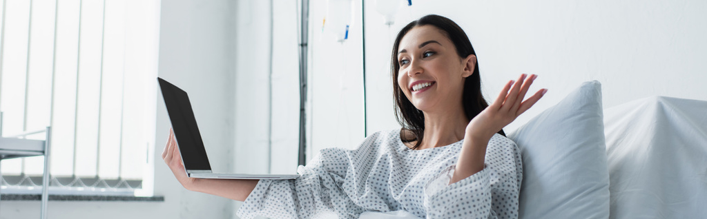 mulher alegre gesticulando durante chamada de vídeo no hospital, banner - Foto, Imagem