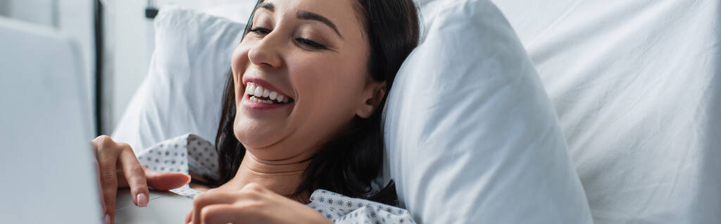 χαρούμενη γυναίκα βλέποντας κωμική ταινία στο laptop, banner - Φωτογραφία, εικόνα