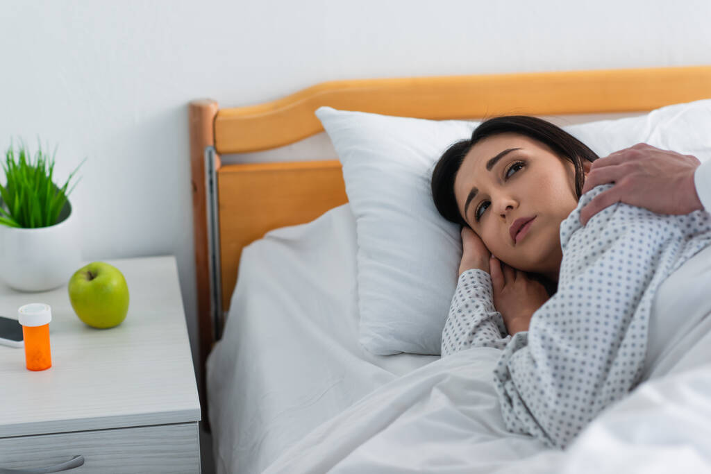 doctor despertando paciente somnoliento en cama de hospital  - Foto, Imagen