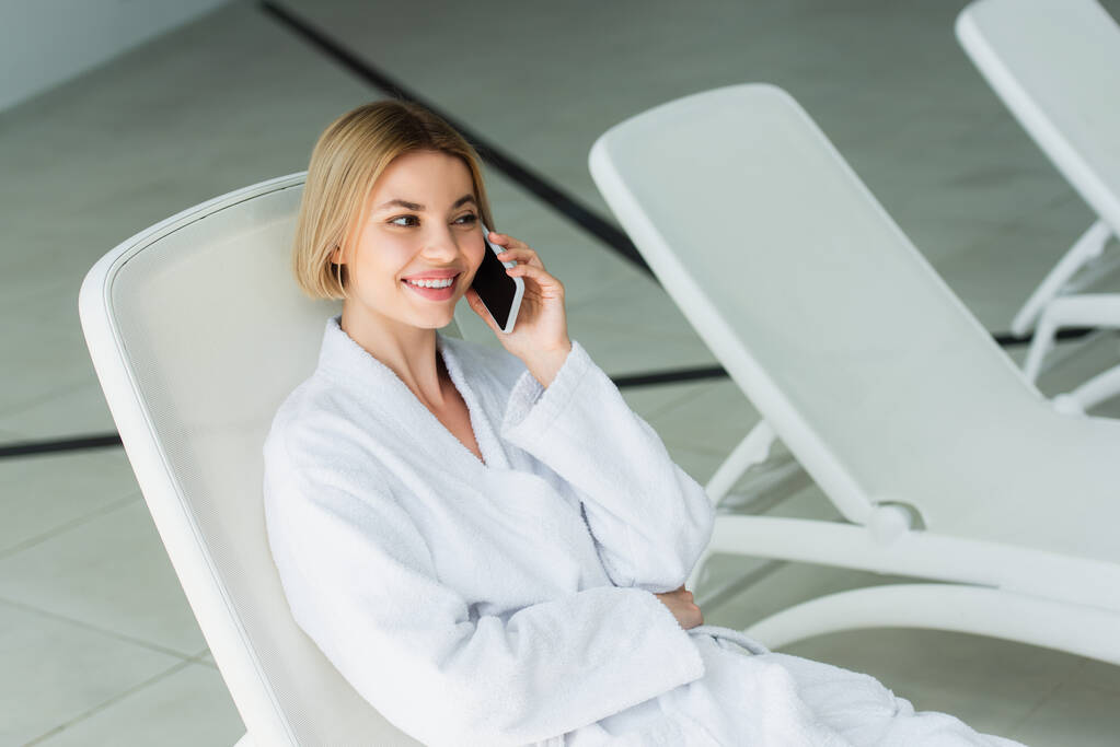 Mulher positiva falando no telefone celular no centro de spa  - Foto, Imagem