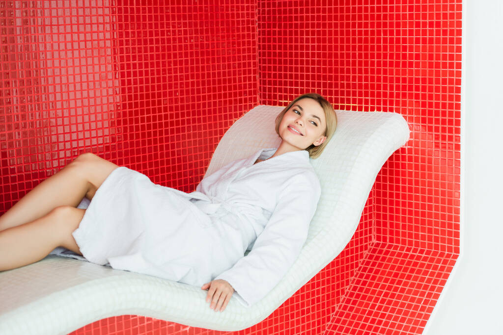 Nuori nainen makaa lepotuolilla kylpyläkeskuksessa  - Valokuva, kuva
