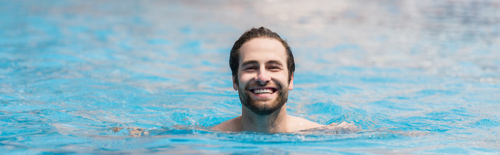 Веселый мужчина плавает в открытом бассейне, баннер  - Фото, изображение