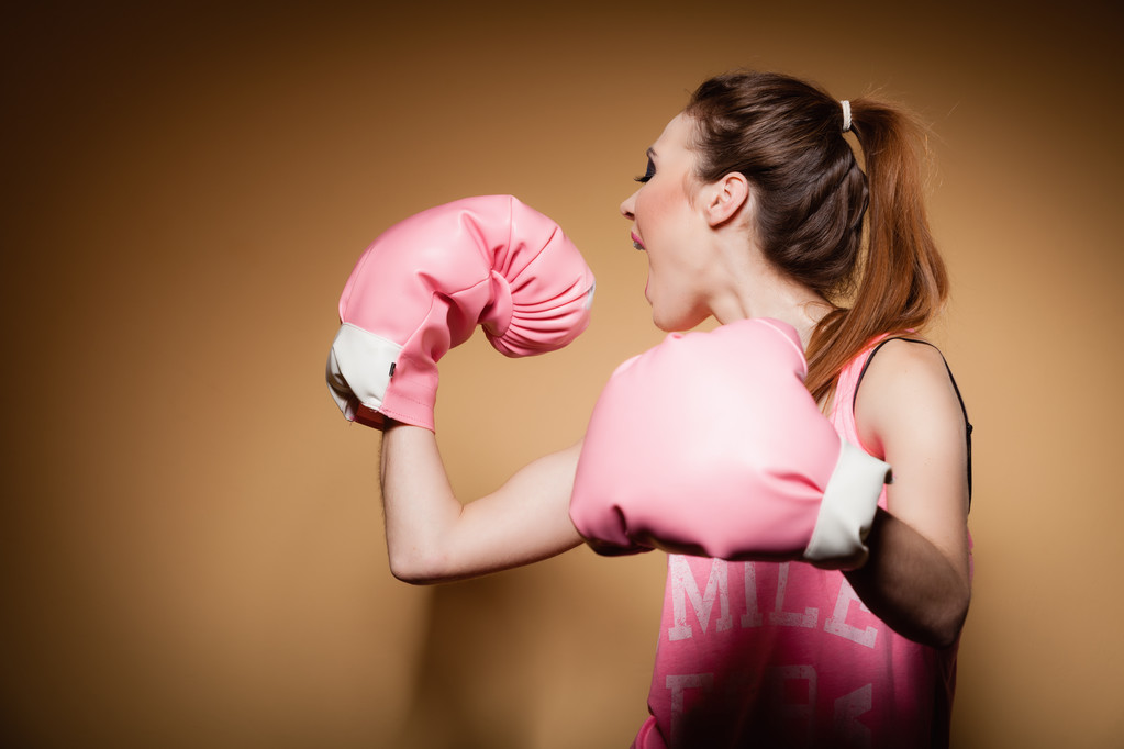 Жіночий боксер у великих рукавичках
 - Фото, зображення