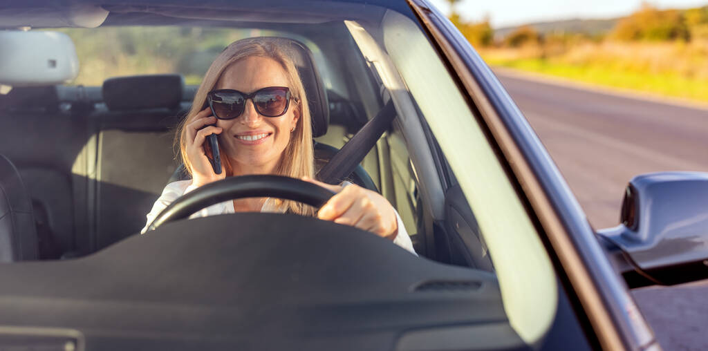 Mujer hablando en móvil y conduciendo - Foto, imagen