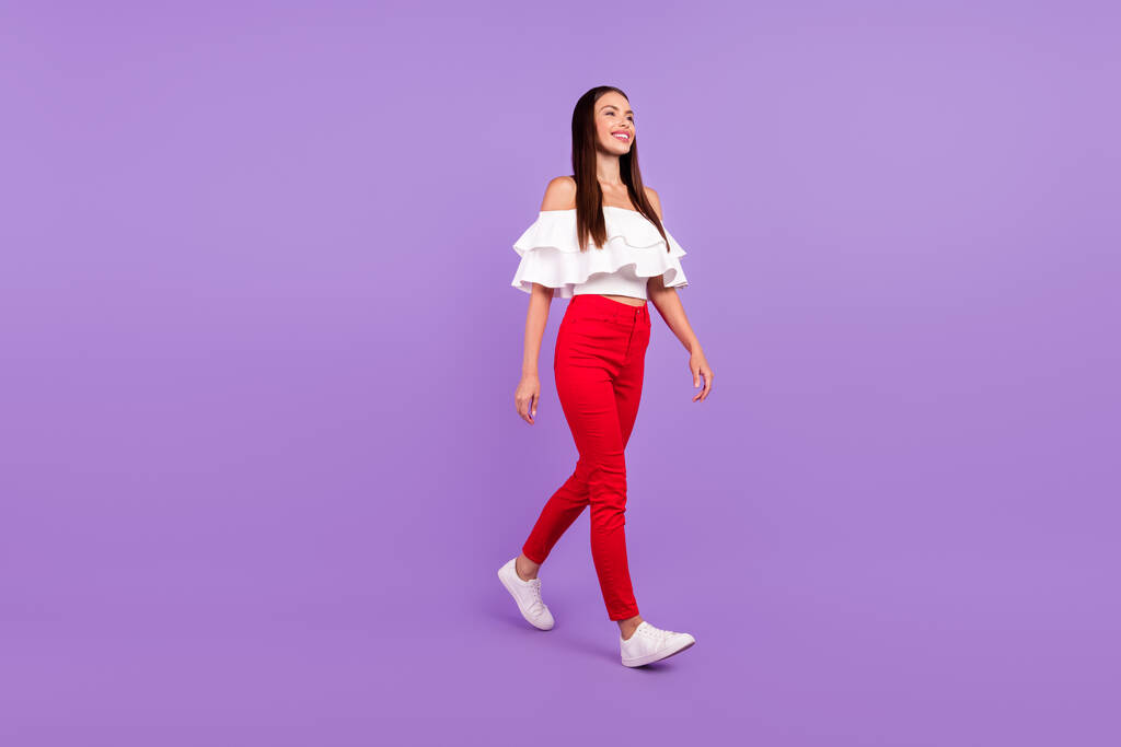 Perfil foto do positivo despreocupado encantador senhora desfrutar de andar desgaste branco blusa calças isolado cor violeta fundo - Foto, Imagem