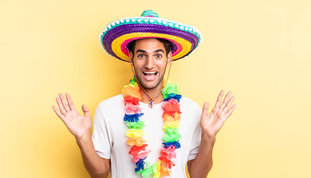 hispanique bel homme se sentant heureux et étonné de quelque chose d'incroyable. concept de fête mexicaine - Photo, image
