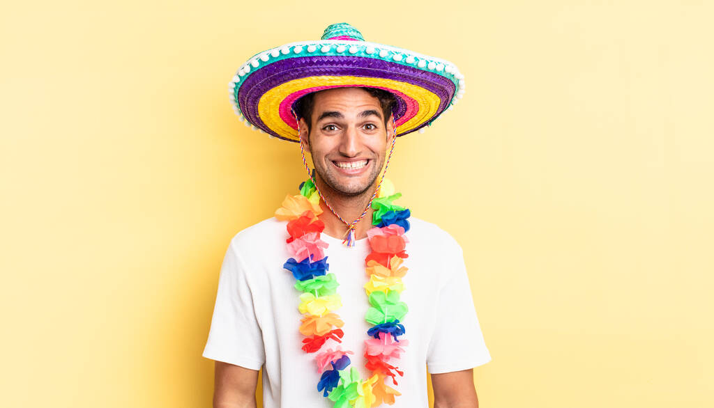 spanyol jóképű férfi, aki boldognak és kellemesen meglepettnek tűnik. a mexikói párt koncepciója - Fotó, kép