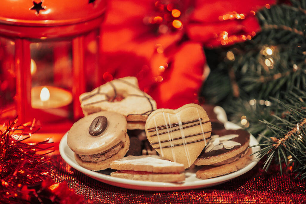 Διάφορα ή είδος λαχταριστά, παραδοσιακά χριστουγεννιάτικα γλυκά και ένα επιδόρπιο με χριστουγεννιάτικες διακοσμήσεις ως φόντο, έννοια των τροφίμων - Φωτογραφία, εικόνα