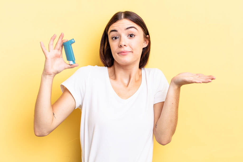 giovane donna ispanica sentirsi perplesso e confuso e dubbioso. concetto di asma - Foto, immagini