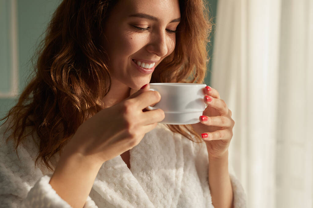 朝のコーヒーを飲む若い女性 - 写真・画像