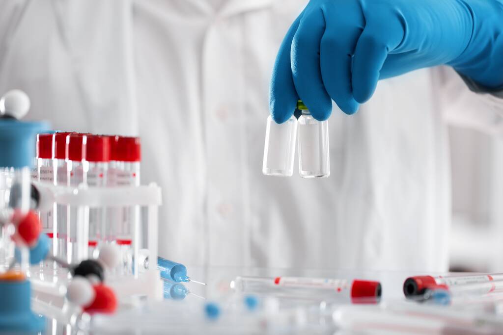  cientista do sexo masculino trabalhando em laboratório com equipamentos químicos - Foto, Imagem