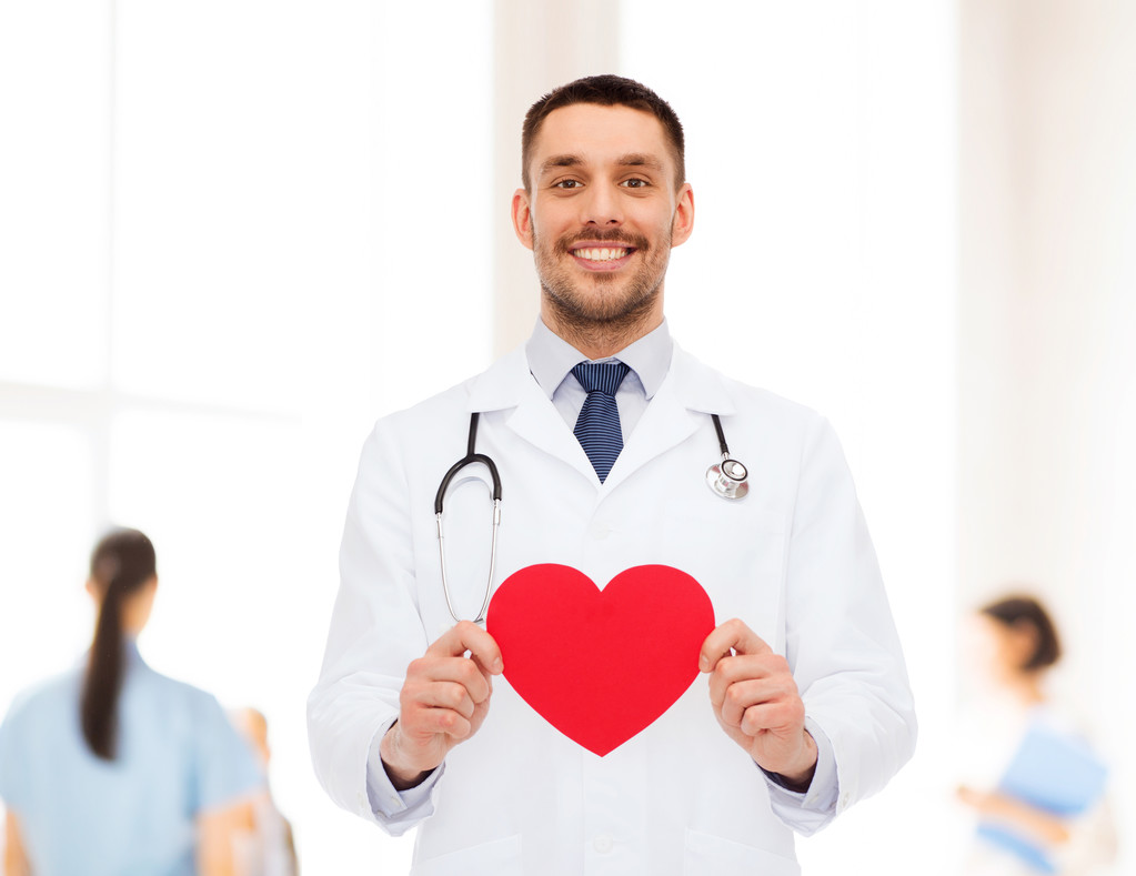 χαμογελώντας αρσενικό γιατρός με κόκκινη καρδιά - Φωτογραφία, εικόνα