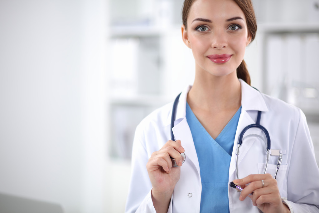 Portrét šťastně úspěšné mladé doktorky držící stetoskop - Fotografie, Obrázek
