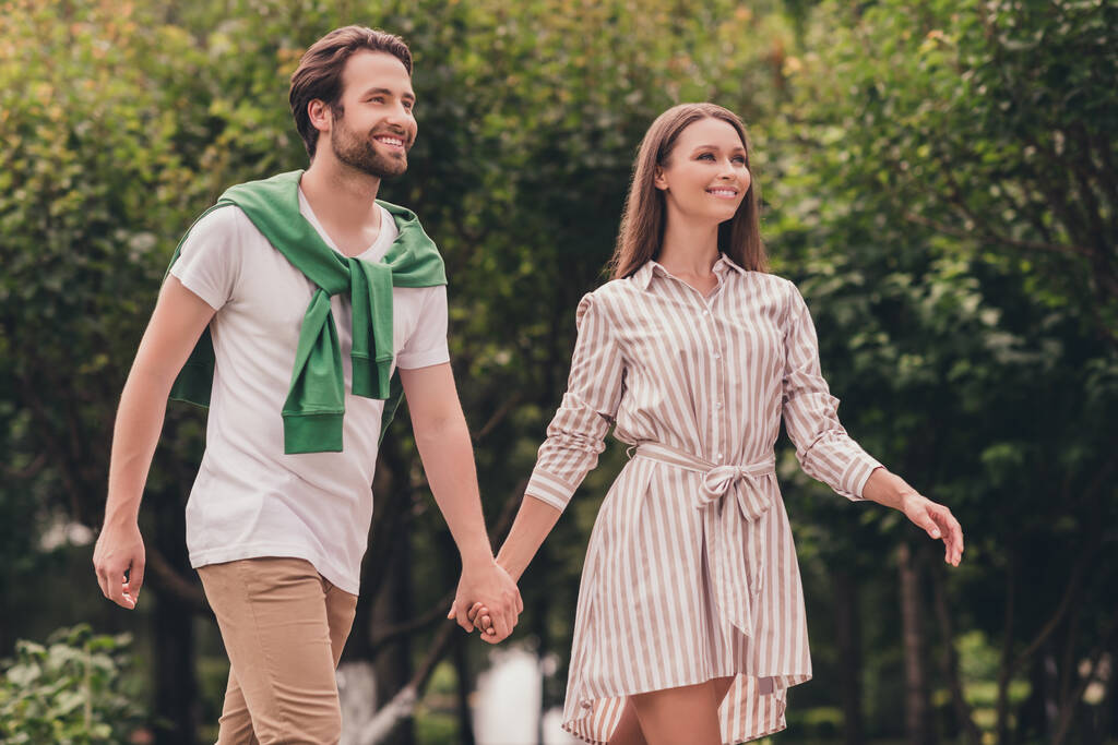 Photo portriat młoda para uśmiechnięta spacery w zielonym parku słoneczna letnia pogoda w ubraniu casual - Zdjęcie, obraz