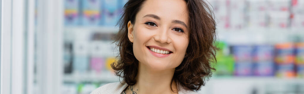 mulher alegre e tatuado sorrindo na farmácia, banner - Foto, Imagem