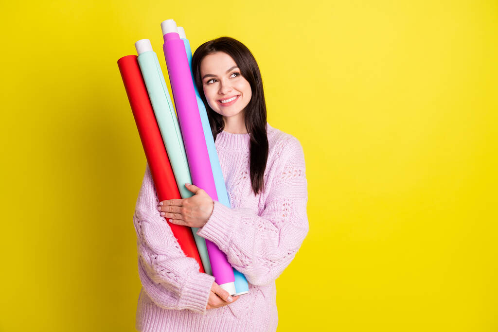 Foto der romantischen Millennial Dame Kuschelrollen suchen leeren Raum wollen Pack Geschenk tragen Pullover isoliert auf gelbem Hintergrund - Foto, Bild