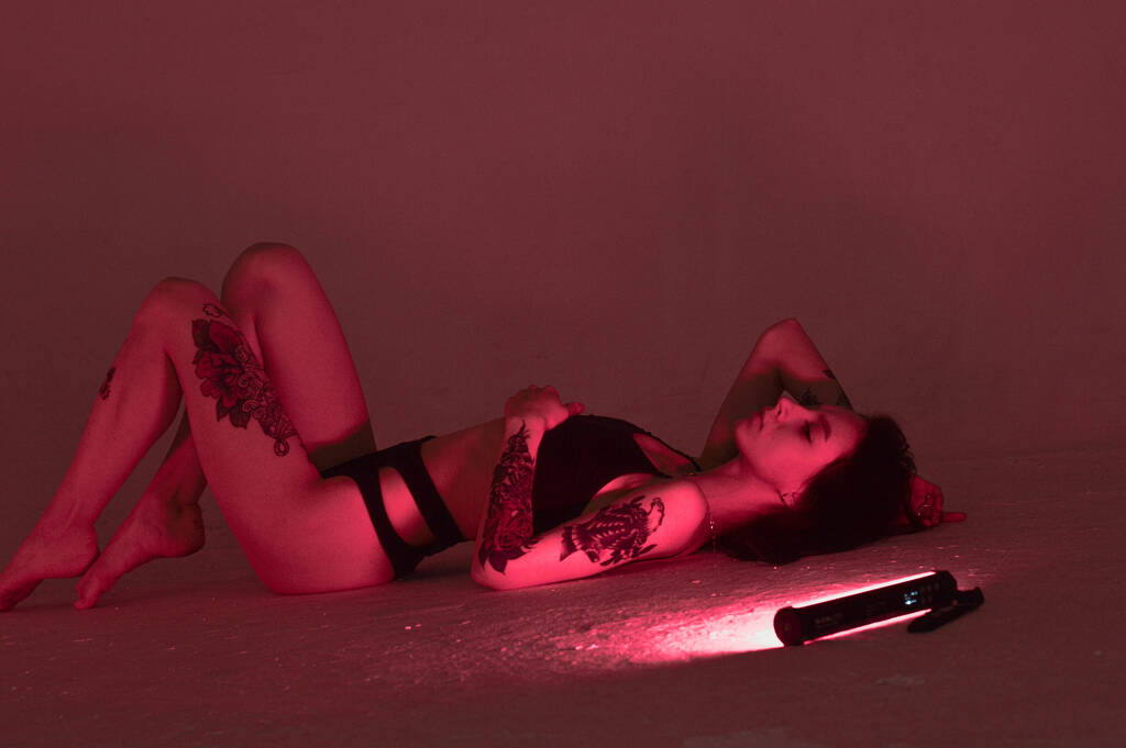 erotyczna dziewczyna w różowym leży na podłodze w bieliźnie. - Zdjęcie, obraz