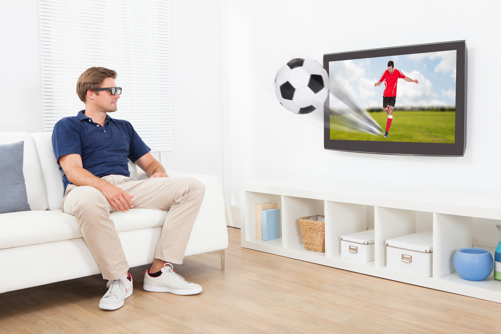 człowiek, oglądanie piłki nożnej w telewizji - Zdjęcie, obraz