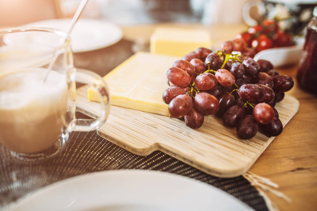 Kahvaltı için kahve, peynir ve üzüm - masada taze ürünler - Fotoğraf, Görsel