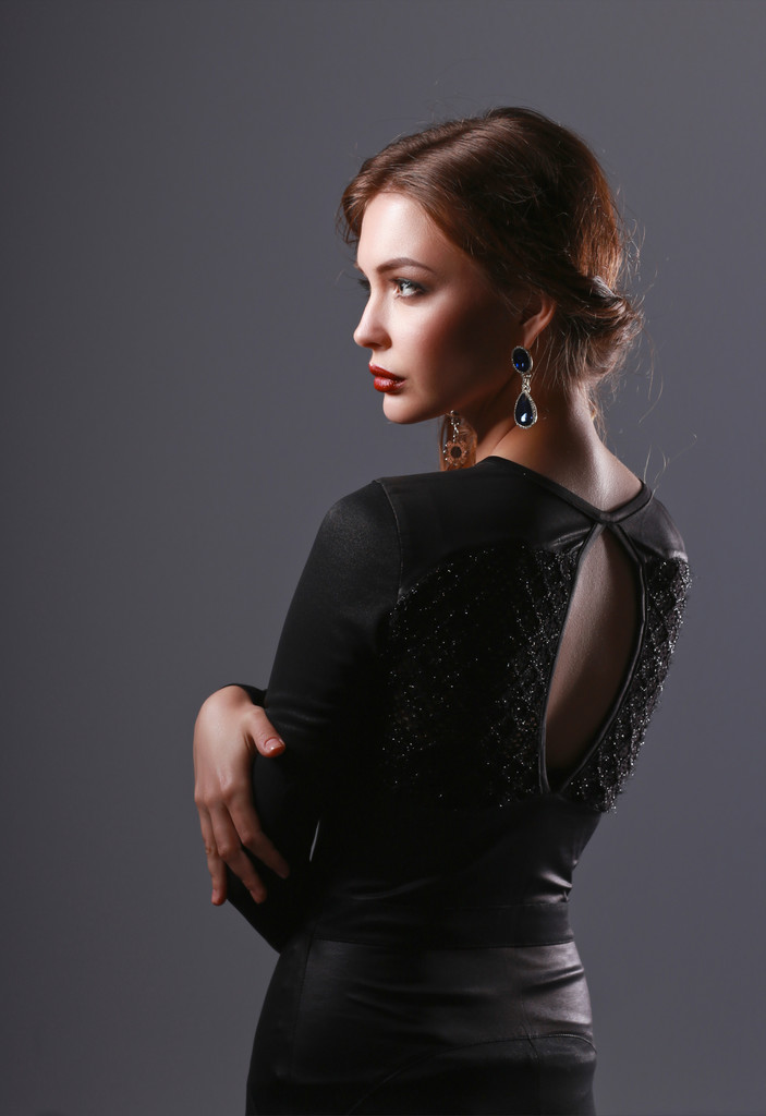 портрет красива брюнетка жінка в чорному платті. - Fotó, kép