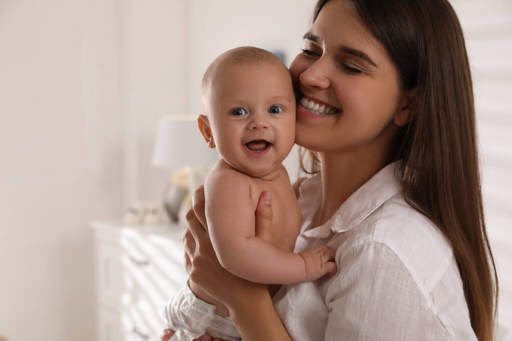 Jovem mãe feliz com seu bebê bonito em casa - Foto, Imagem